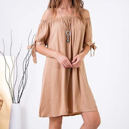 Светло-коричневое женское платье с открытыми плечами