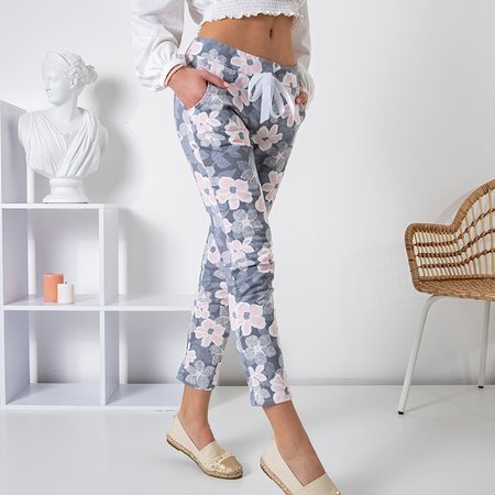Светло-серые женские брюки с цветочным принтом