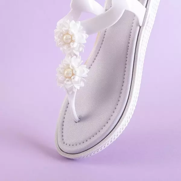 OUTLET Женские белые сандалии a'la вьетнамки с цветами Dosana - Обувь
