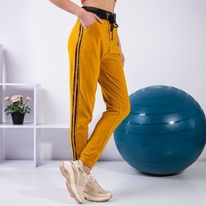 Желтые женские спортивные штаны с лампасами
