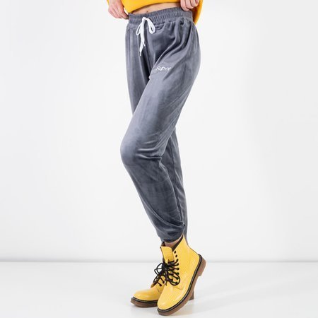Сірі велюрові спортивні штани з вишитим написом - Одяг