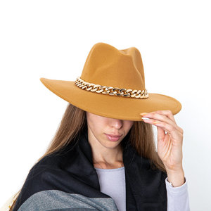 Коричневий жіночий капелюх із золотим ланцюжком