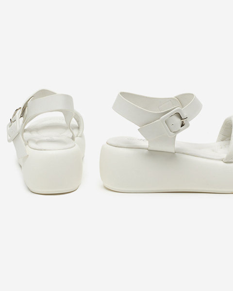 OUTLET Жіночі стьобані сандалі на танкетці з еко шкіри білого кольору Baloui - Взуття