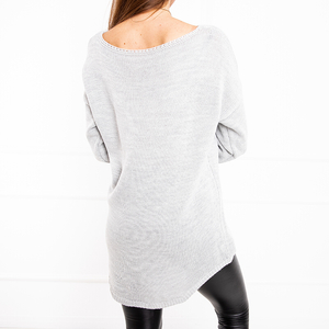 Світло-сірий жіночий светр з підвіскою